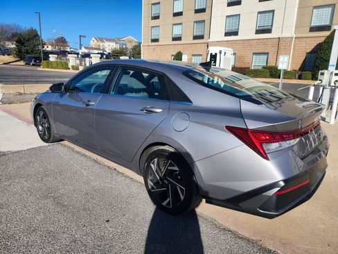 Used 2025 Hyundai Elantra SEL image 3