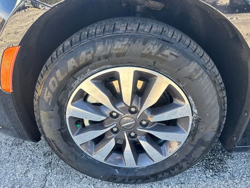 Used 2024 Chrysler Pacifica Select image 12