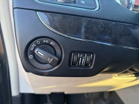 Used 2014 Chrysler Town & Country Touring image 22