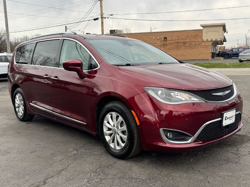 Used 2018 Chrysler Pacifica Touring-L w/ Advanced Safetytec Group image 4
