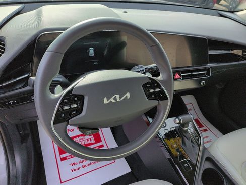 Used 2025 Kia Niro EX image 9