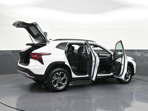 Certified 2025 Chevrolet Trax LT FWD image 37