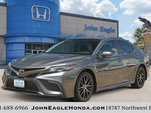 Used 2024 Toyota Camry SE FWD image 1