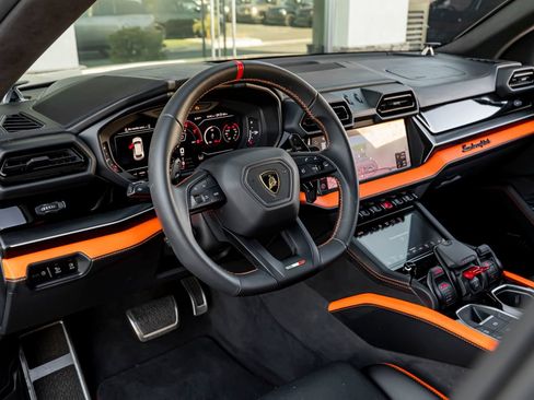 Used 2025 Lamborghini Urus SE AWD/4WD image 17