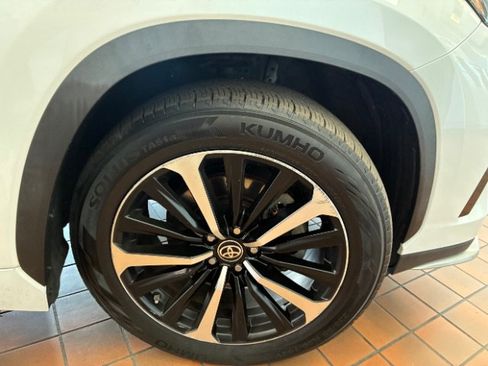 Used 2022 Toyota Highlander XSE AWD/4WD image 38
