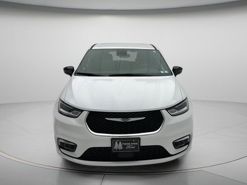 Used 2025 Chrysler Pacifica Select FWD image 2