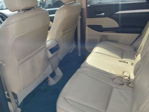 Used 2016 Toyota Highlander XLE w/ Four Season Floor Mat Package AWD/4WD image 17