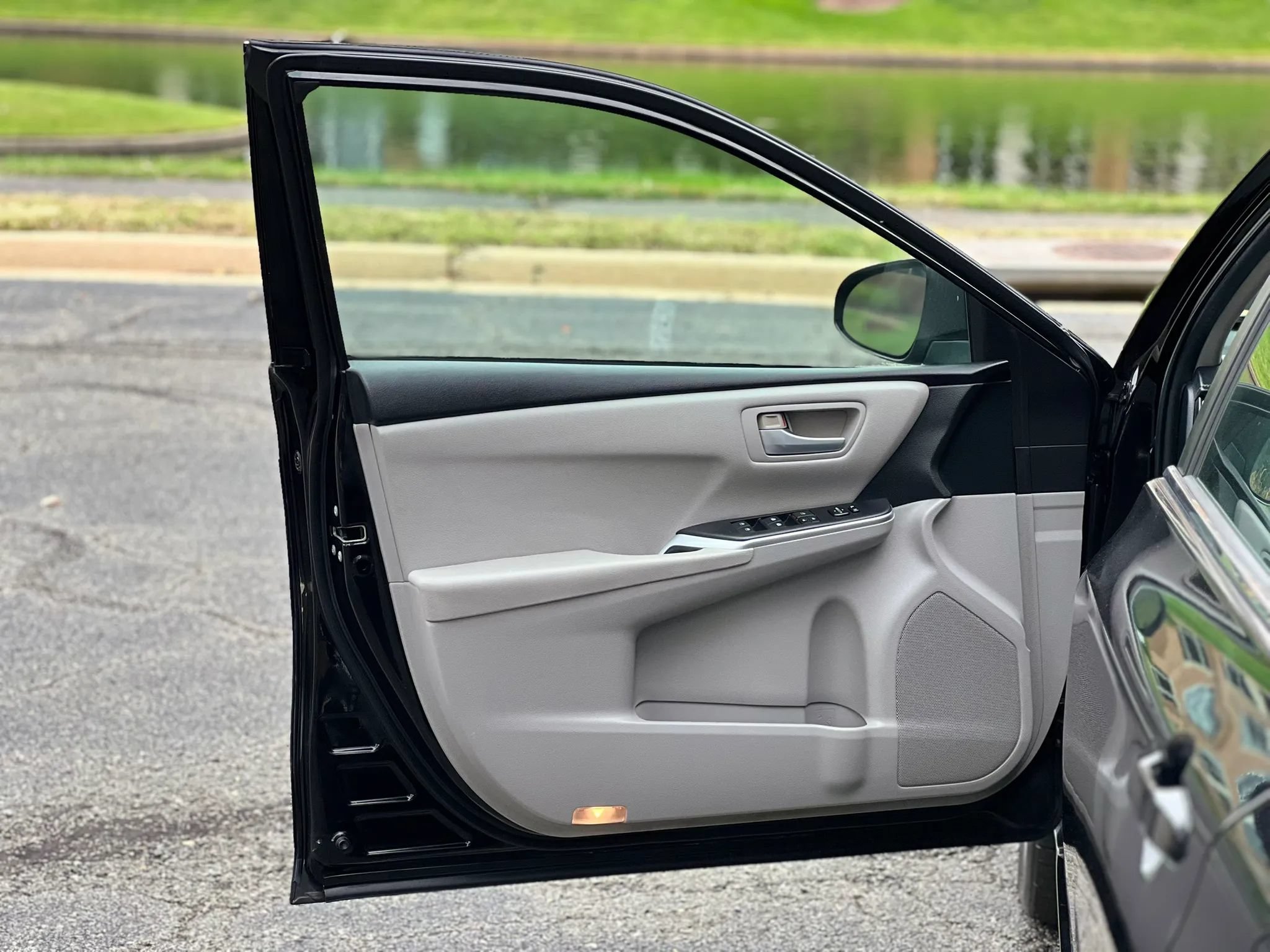 Used 2015 Toyota Camry SE FWD image 34