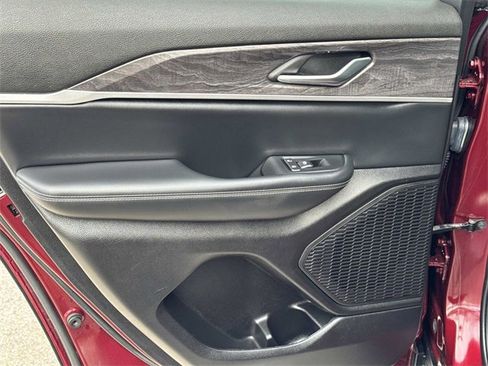 Used 2023 Jeep Grand Cherokee Limited image 12