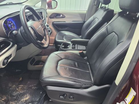 Used 2018 Chrysler Pacifica Touring-L image 21