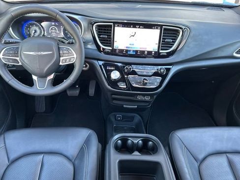 Used 2025 Chrysler Pacifica Select image 14
