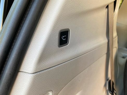 Used 2020 Chrysler Pacifica Touring-L FWD image 13
