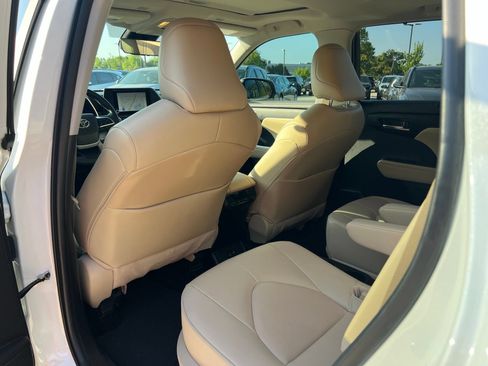 Used 2023 Toyota Highlander XLE FWD image 18