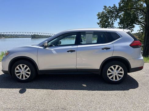 Used 2017 Nissan Rogue S FWD image 2