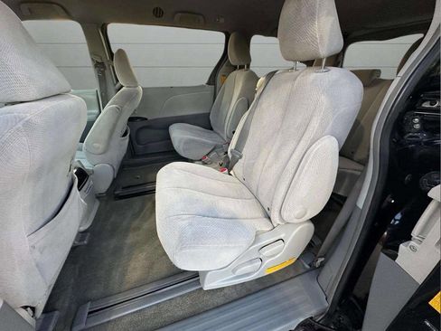 Used 2014 Toyota Sienna LE image 18