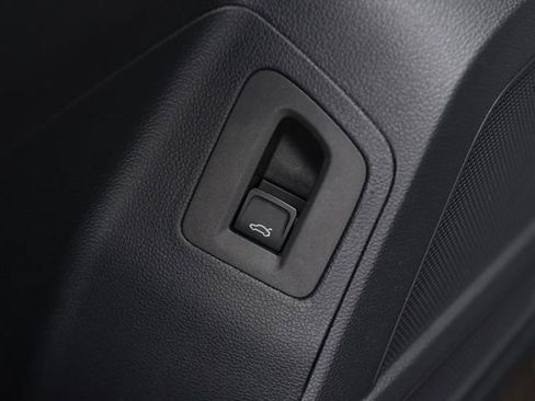 Certified 2023 Volkswagen Atlas Cross Sport SEL R-Line image 9