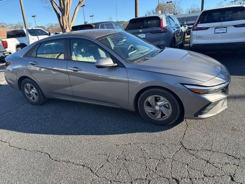 Used 2024 Hyundai Elantra SE image 4