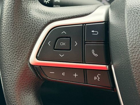 Used 2023 Toyota Highlander L FWD image 40