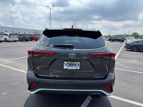 Used 2021 Toyota Highlander XSE AWD/4WD image 5