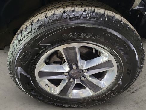 Used 2018 Jeep Wrangler Unlimited Sahara AWD/4WD image 11
