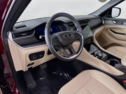 Certified 2025 Jeep Grand Cherokee Limited w/ Luxury Tech Group II AWD/4WD image 17