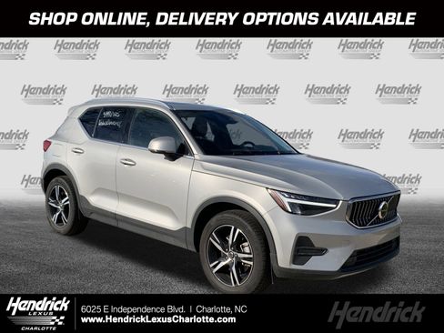 Used 2025 Volvo XC40 B5 Core image 1