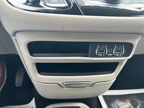 Used 2023 Chrysler Pacifica Touring-L image 25