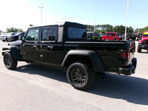 New 2025 Jeep Gladiator Sport image 3