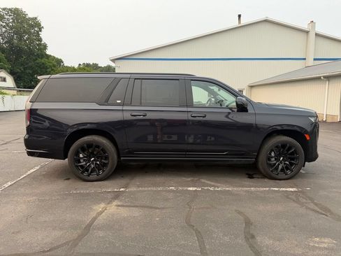 Used 2023 Cadillac Escalade ESV Sport Platinum w/ LPO, ONYX Package AWD/4WD image 4