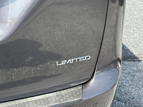 Used 2018 Chrysler Pacifica Limited w/ Advanced Safetytec Group FWD image 36