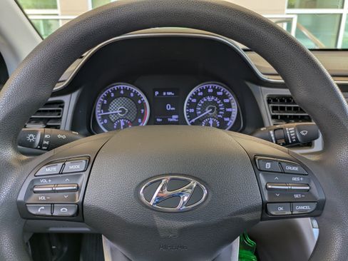Used 2020 Hyundai Elantra SE FWD image 22