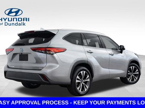 Used 2021 Toyota Highlander XLE FWD image 2