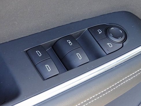 Used 2025 GMC Acadia Elevation image 16