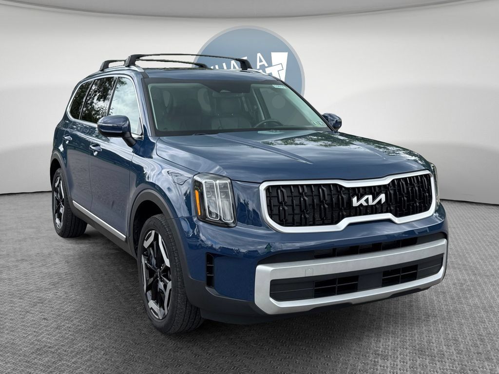 Used 2024 Kia Telluride EX w/ EX Captain's Chair Package AWD/4WD image 1