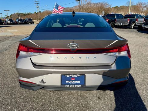 Used 2021 Hyundai Elantra SE w/ Cargo Package image 4