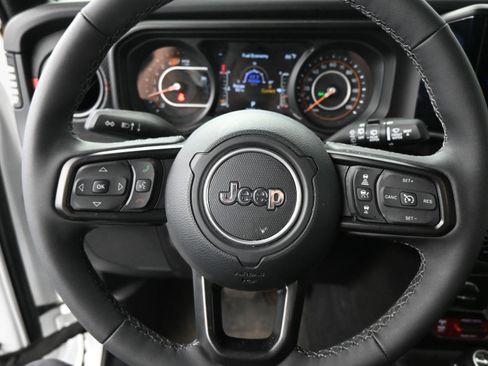Used 2025 Jeep Wrangler Unlimited Rubicon AWD/4WD image 27