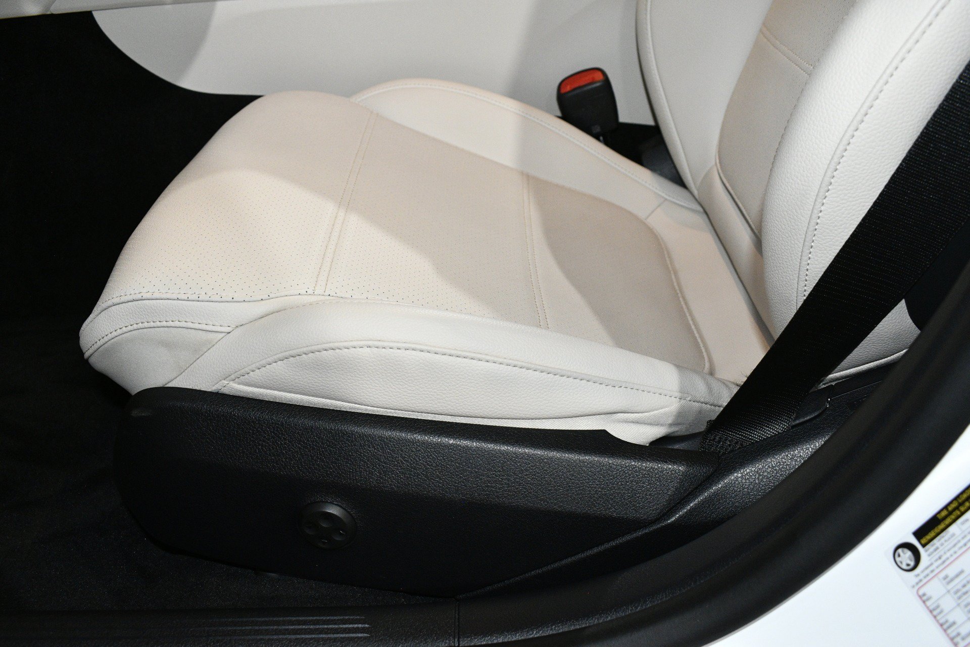 Used 2023 Mercedes-Benz C 300 Sedan image 13