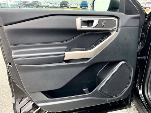 Used 2023 Ford Explorer XLT image 8