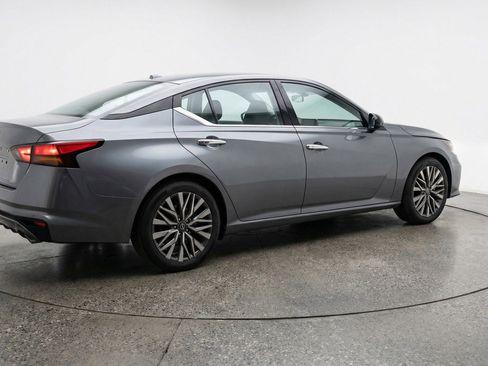 Used 2025 Nissan Altima 2.5 SV image 9