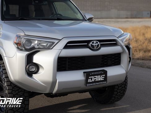 Used 2022 Toyota 4Runner SR5 Premium image 3