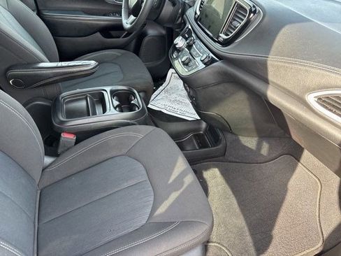 Used 2022 Chrysler Pacifica Touring image 38
