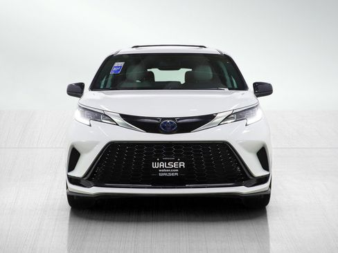 Used 2022 Toyota Sienna XSE image 9