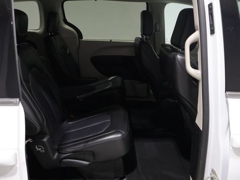 Used 2024 Chrysler Pacifica Touring-L FWD image 23