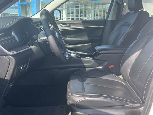 Used 2023 Jeep Grand Cherokee Limited w/ Black Appearance Package AWD/4WD image 28