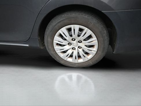 Used 2013 Toyota Camry LE image 35