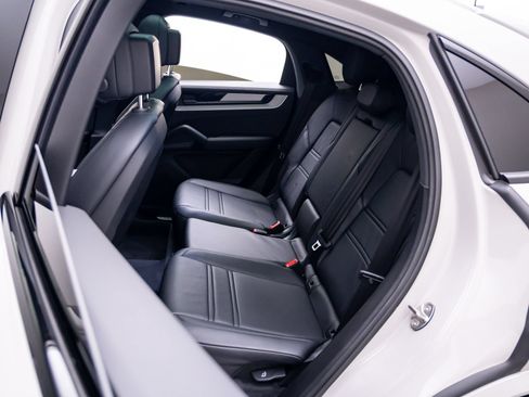 Used 2024 Porsche Cayenne Coupe AWD/4WD image 18