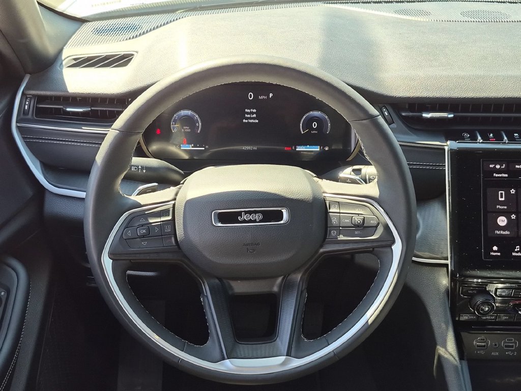 Used 2025 Jeep Grand Cherokee Altitude AWD/4WD image 23