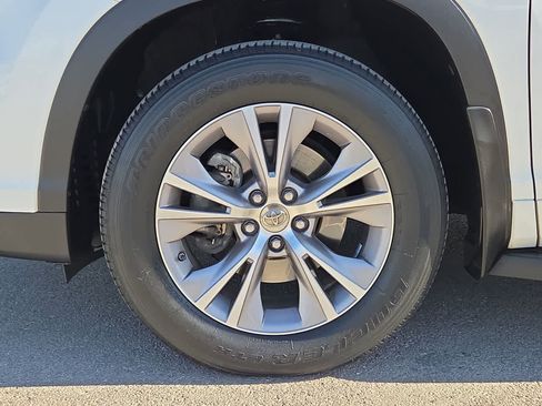 Used 2014 Toyota Highlander XLE image 12