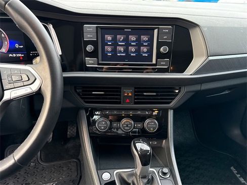 Certified 2024 Volkswagen Jetta SE w/ Panoramic Sunroof Package image 15