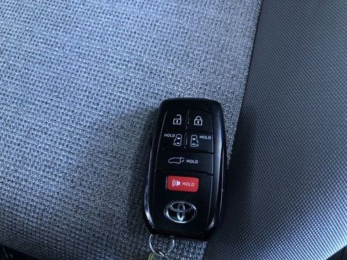 Used 2026 Toyota Sienna LE FWD image 32